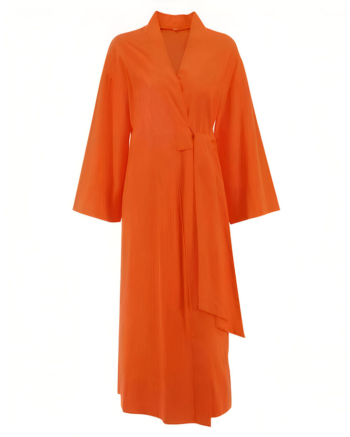 Kimono orange élégant avec ceinture, manches amples. Vêtement d'intérieur ou d'extérieur, idéal pour un look raffiné et confortable. Découvrez notre collection de kimonos de qualité.