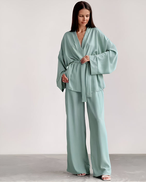 Femme portant un kimono vert d'eau avec pantalon assorti. Kimono avec ceinture, manches amples. Vêtements de détente, style japonais, produits kimono.