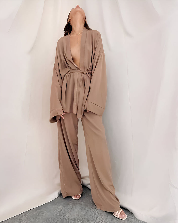 Femme portant un kimono marron avec une ceinture et un pantalon assorti. Vente de kimonos en ligne.