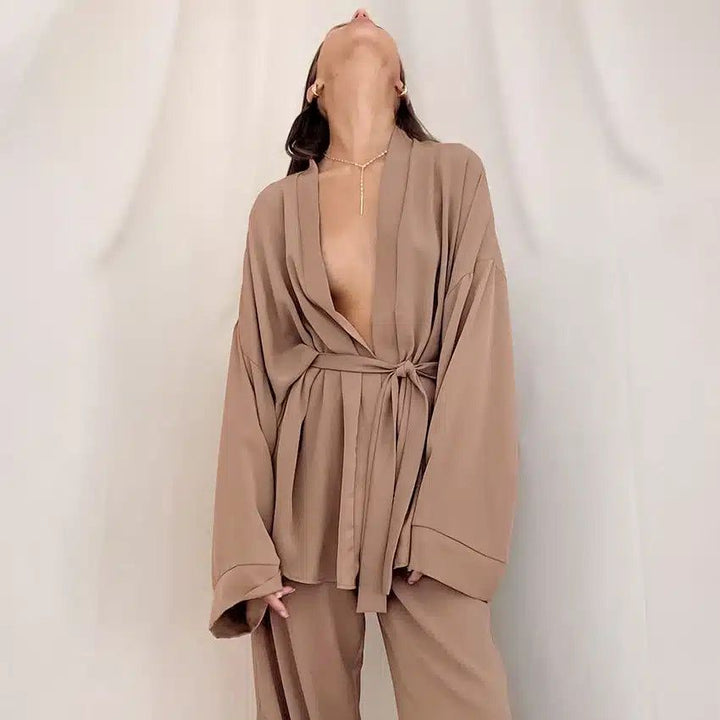 Femme portant un kimono marron clair élégant avec ceinture assortie. Kimonos tendance, vêtements d'intérieur confortables. Découvrez notre collection de kimonos.