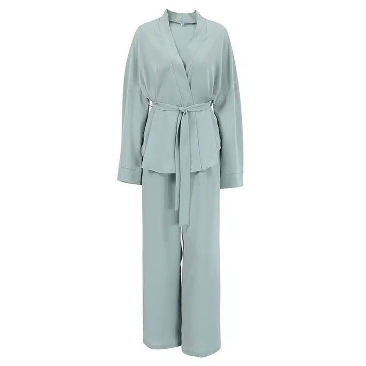 Ensemble kimono bleu pastel. Veste kimono ceinturée et pantalon assorti. Vêtements d'intérieur confortables et élégants. Idéal pour la détente ou comme tenue d'intérieur tendance. Découvrez notre collection de kimonos.