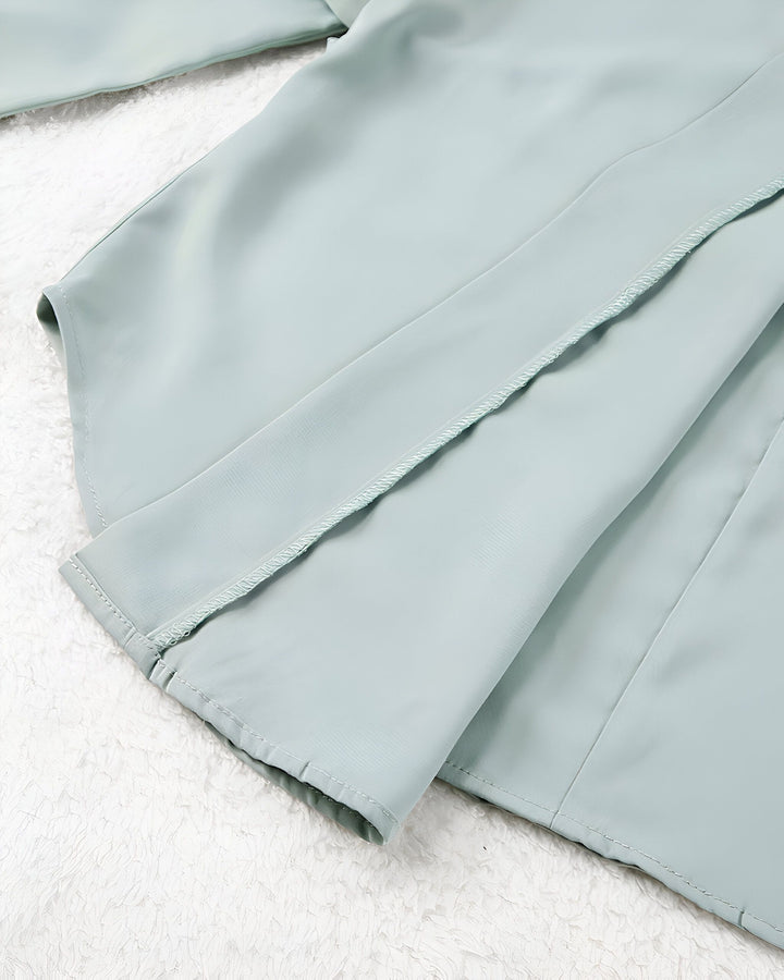 Détail d'un kimono vert d'eau, mettant en valeur la texture légère et fluide. Parfait pour compléter votre garde-robe avec élégance. Découvrez notre collection de kimonos uniques.