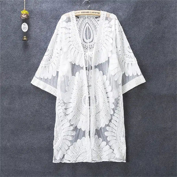 Kimono blanc en dentelle délicate, parfait pour compléter votre look. Vêtements kimono tendance et élégant.