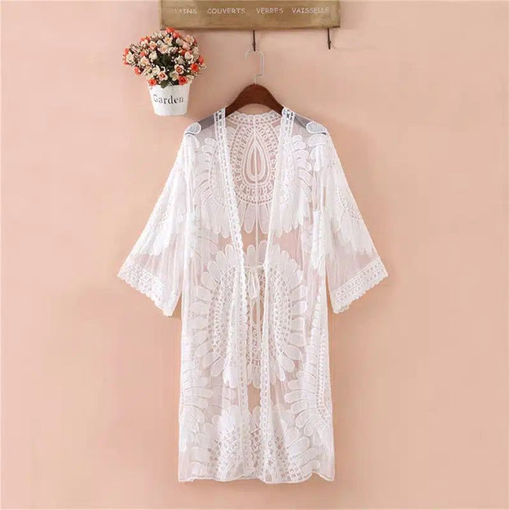 Kimono blanc en dentelle délicate. Vêtement bohème chic, idéal pour la plage ou une soirée d'été. Découvrez notre collection de kimonos pour femme.