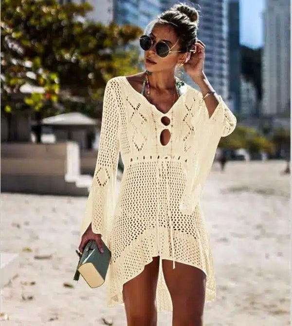 Femme portant un kimono de plage en crochet crème, lunettes de soleil rondes, sac à main, à la plage. Kimonos de plage pour femmes.