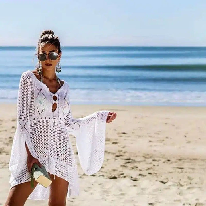 Femme sur la plage portant un kimono blanc en dentelle. Vêtements de plage, style bohème chic. Collection de kimonos d'été pour femmes.