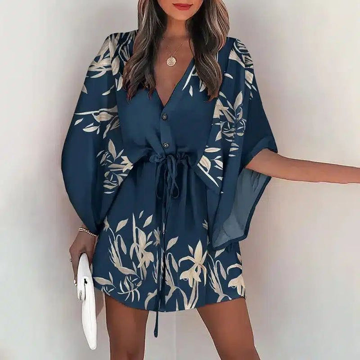 Femme portant un kimono bleu à motifs floraux, tenue décontractée et élégante. Vêtements style kimono pour toutes les occasions.