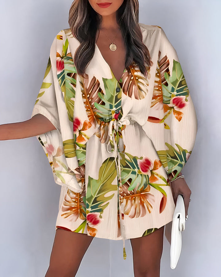 Kimono fleuri pour femme, style estival. Motifs tropicaux de feuilles et fleurs. Idéal pour un look décontracté et élégant. Découvrez notre collection de kimonos tendance.