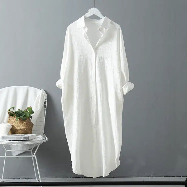 Kimono long blanc en coton léger, style décontracté et élégant. Idéal comme robe d'été ou vêtement de plage.