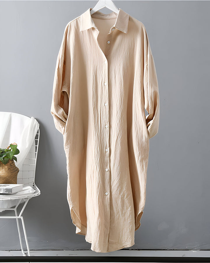 Kimono beige à manches longues sur un cintre. Vêtement ample et élégant, idéal pour un style décontracté et confortable. Découvrez notre collection de kimonos uniques.