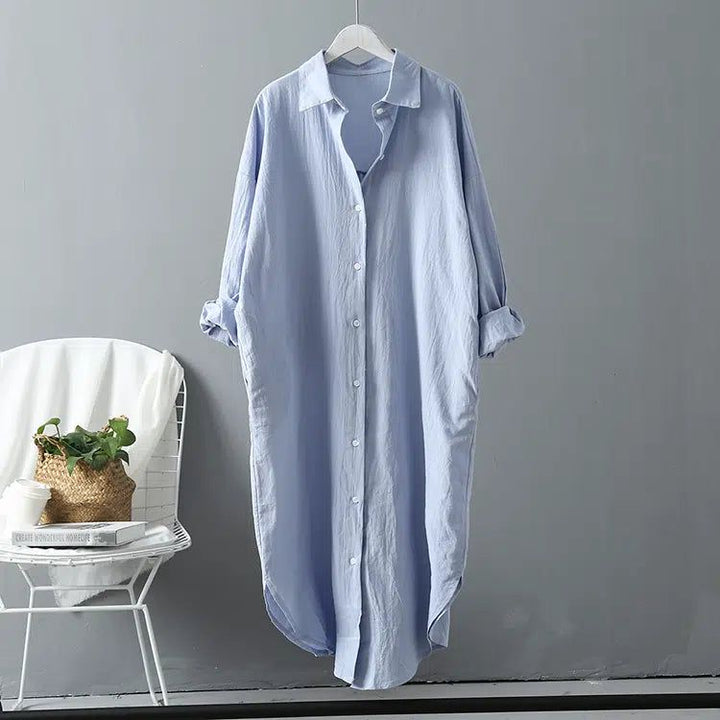 Kimono long bleu clair suspendu. Chemise longue légère, idéale comme vêtement d'intérieur ou de plage. Vente de kimonos en ligne.