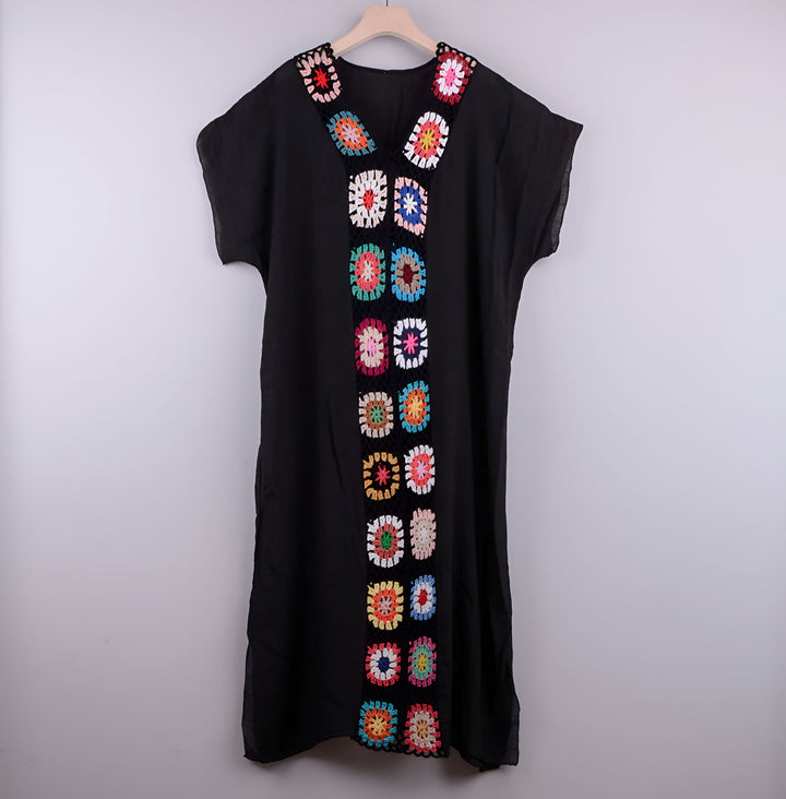 Kimono noir avec détails crochetés colorés. Vêtement d'été léger, idéal pour la plage ou comme peignoir. Découvrez notre collection de kimonos uniques.