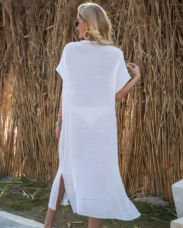 Femme blonde portant un kimono blanc, vue de dos. Vêtement léger et élégant, parfait comme couverture de plage. Kimonos disponibles à l'achat.