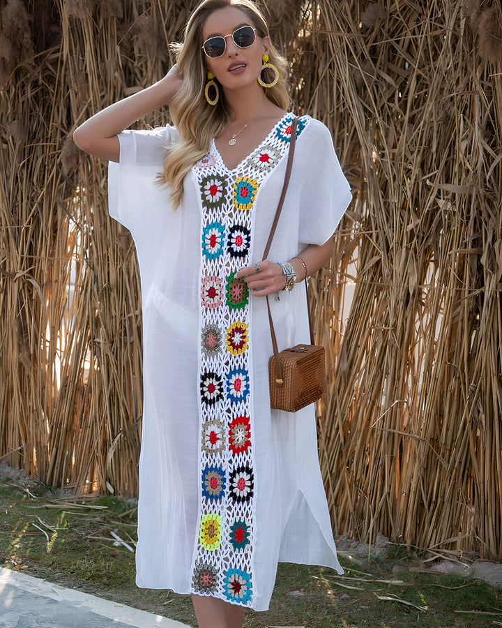 Femme blonde portant un kimono blanc avec des détails en crochet colorés, des lunettes de soleil et des boucles d'oreilles. Sac bandoulière en osier. Kimonos pour femmes disponibles à l'achat.