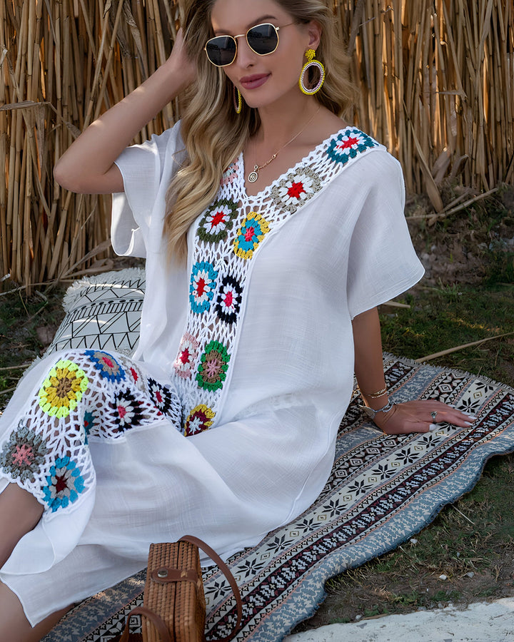 Femme portant un kimono blanc avec des détails crochetés colorés. Kimono tendance pour femme. Collection de kimonos en vente. Mode estivale, vêtement léger.
