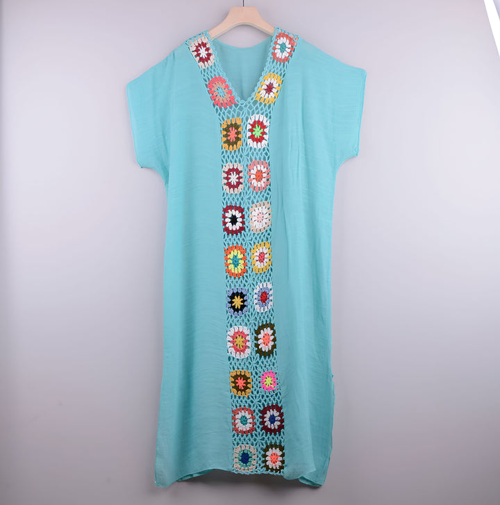 Kimono turquoise avec broderie florale colorée, vêtement d'été élégant. Robe légère et aérée, idéale pour la plage ou la maison.