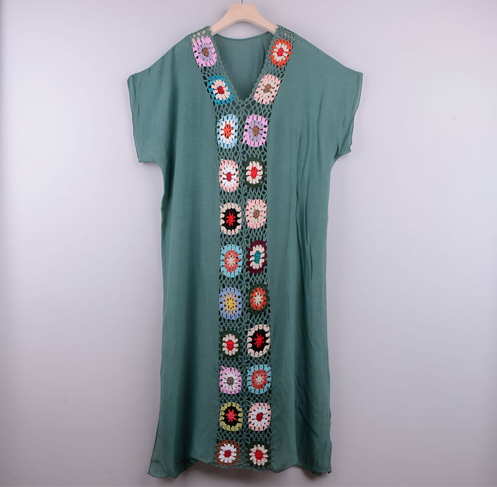 Kimono long vert avec détails en crochet colorés. Vêtement léger et aéré, parfait pour l'été. Disponible dans notre collection de kimonos.