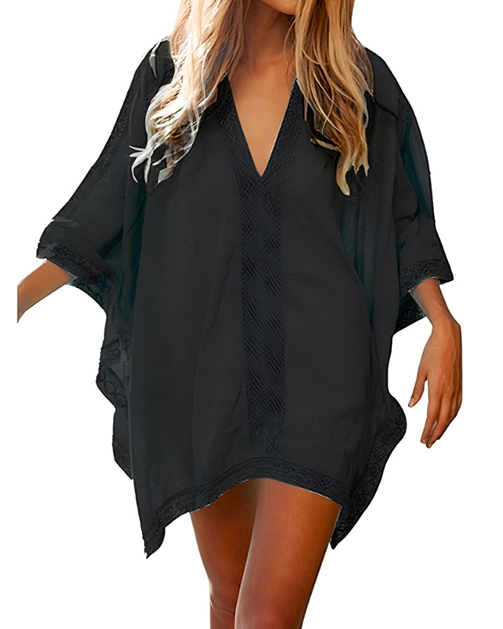 Femme portant un kimono noir ample avec décolleté en V. Kimono élégant avec détails en dentelle. Vêtements de plage chics. Découvrez notre collection de kimonos uniques.