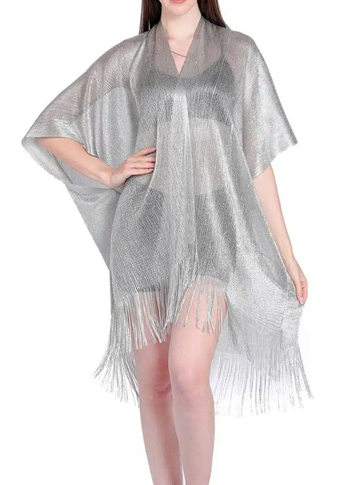 Femme portant un kimono argenté à franges. Kimono léger, idéal comme vêtement de plage ou pour une soirée élégante. Découvrez notre collection de kimonos uniques.