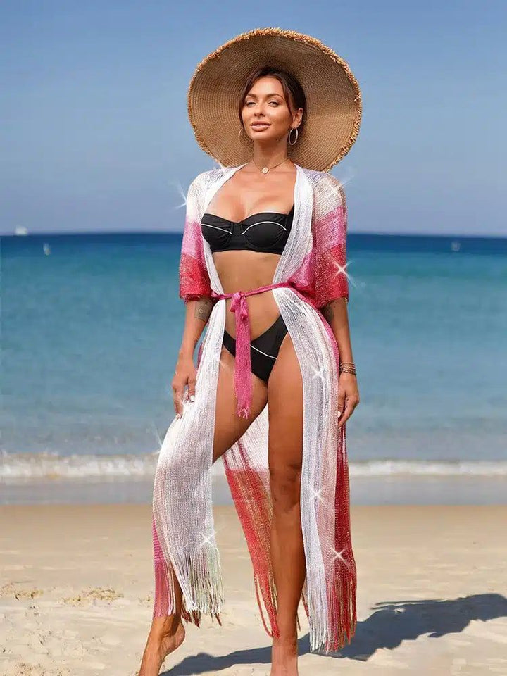 Femme portant un kimono coloré sur la plage, avec un chapeau de paille. Collection de kimonos pour la plage et l'été. Style bohème et décontracté.
