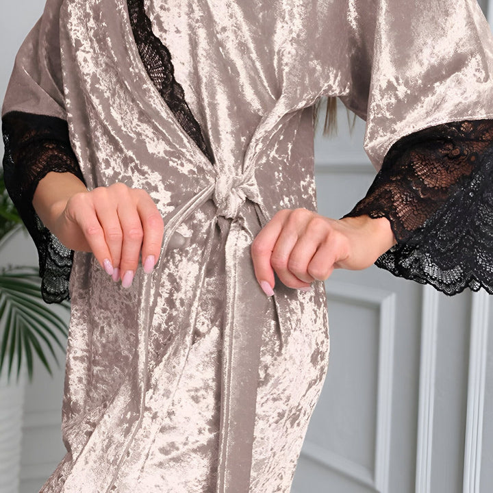 Kimono en velours beige avec détails en dentelle noire. Vêtement d'intérieur élégant. Kimonos pour femmes.