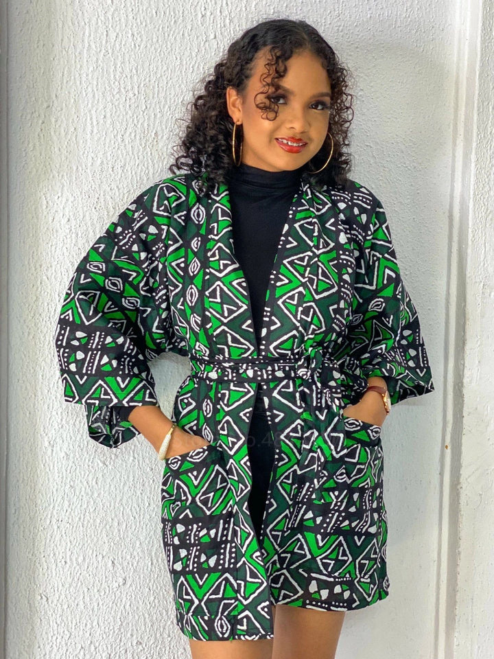 Femme portant un kimono à motifs africains vert et noir. Kimonos tendance pour femmes. Vêtements d'extérieur uniques. Boutique de kimonos en ligne.