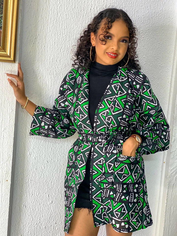 Kimono femme à motifs géométriques vert et noir. Vêtement tendance avec ceinture. Collection de kimonos pour femmes, style unique et élégant.
