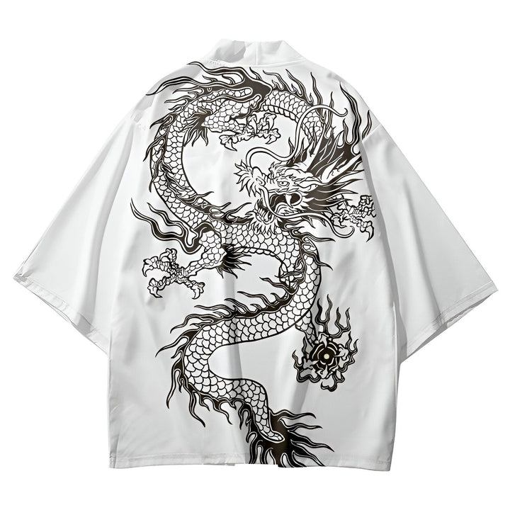 Kimono blanc avec un motif de dragon noir sur le dos. Vêtement de style japonais, idéal pour un look unique et tendance. Explorez notre collection de kimonos.