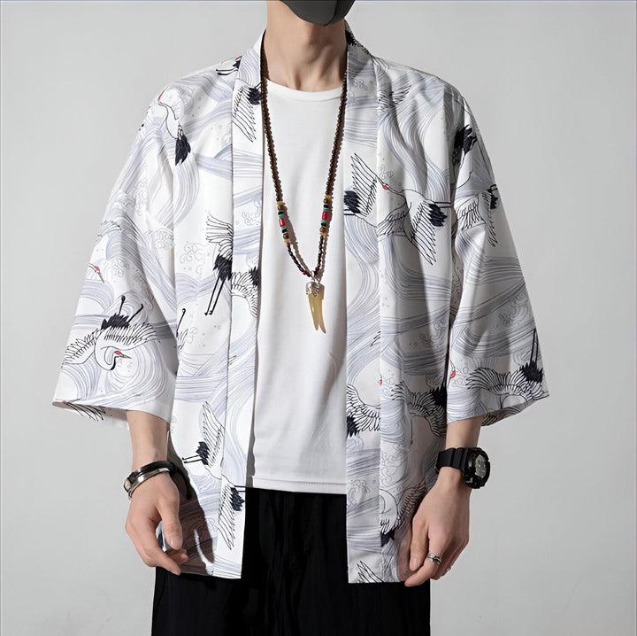 Homme portant un kimono blanc avec motifs de grues. Vêtements japonais traditionnels et modernes à la fois. Kimono pour hommes à la mode.