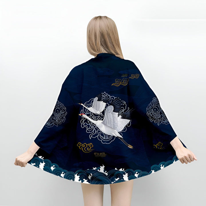 Kimono bleu marine avec motif de grues blanches, nuages dorés et vagues. Vêtement d'extérieur de style japonais, disponible à la vente.