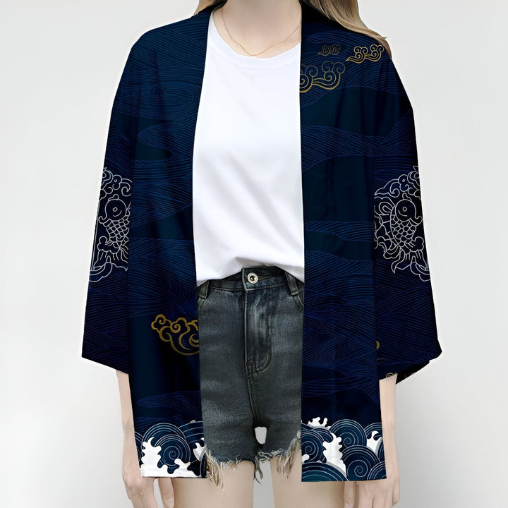 Kimono bleu marine avec motifs de vagues, nuages et poissons. Vêtement japonais traditionnel, parfait pour un look tendance et original. Découvrez notre collection de kimonos uniques.