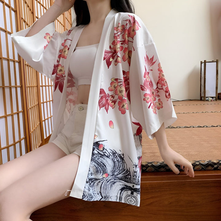 Kimono blanc à motifs floraux porté par une femme. Vente de kimonos en ligne.
