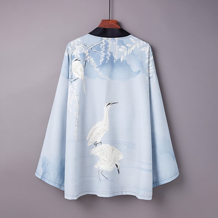 Kimono bleu ciel avec motif de grues blanches. Vêtement de style japonais, idéal pour une tenue décontractée ou élégante. Découvrez notre collection de kimonos uniques.