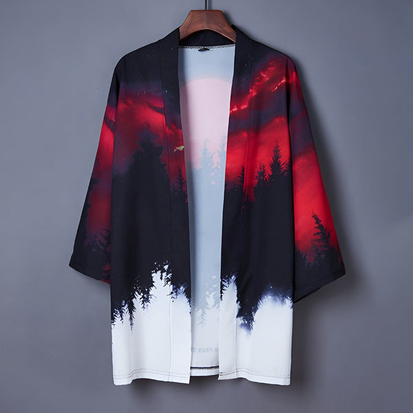 Kimono pour homme avec motif d'une forêt sombre sous un ciel rougeoyant, accroché à un cintre. Vêtements de style japonais.