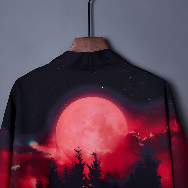 Kimono avec imprimé lune rouge et forêt, suspendu. Vêtement japonais unique pour un style original. Découvrez notre collection de kimonos imprimés.