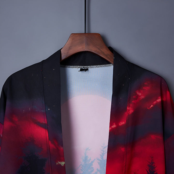 Kimono imprimé paysage nocturne rouge et noir sur cintre en bois. Détail du col et de l'intérieur du kimono. Vêtement japonais style cardigan pour homme et femme.