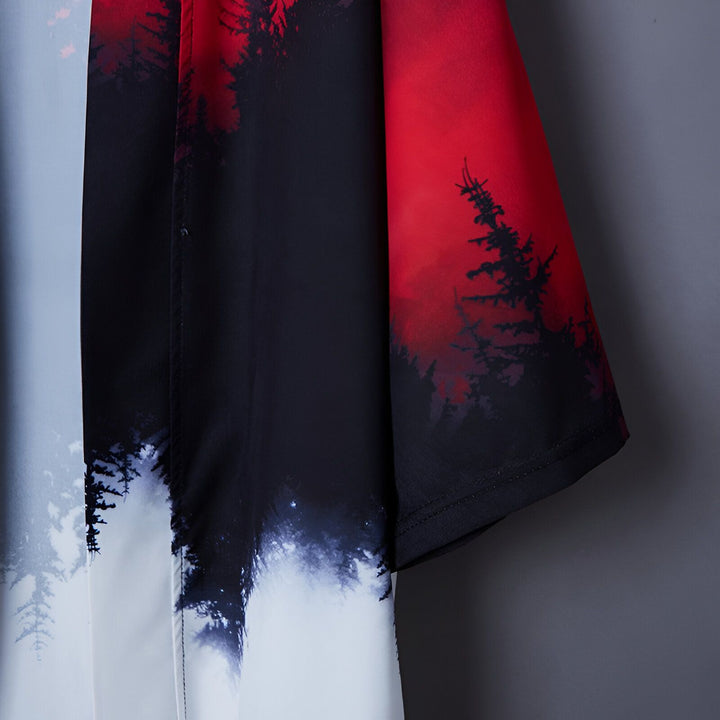 Détail d'un kimono imprimé avec un motif de forêt stylisée en rouge, noir et blanc. Vêtement de style japonais à manches courtes. Kimonos à motifs uniques en vente.