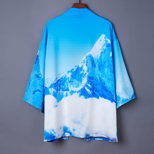 Kimono bleu ciel avec imprimé montagne enneigée. Vêtement de style japonais, idéal pour un look original et tendance. Découvrez notre collection de kimonos uniques.