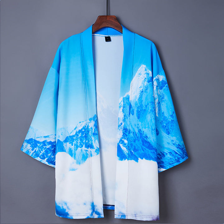 Kimono bleu ciel avec imprimé de montagnes enneigées. Vêtement japonais léger et tendance. Idéal pour un style unique et confortable. Découvrez notre collection de kimonos.