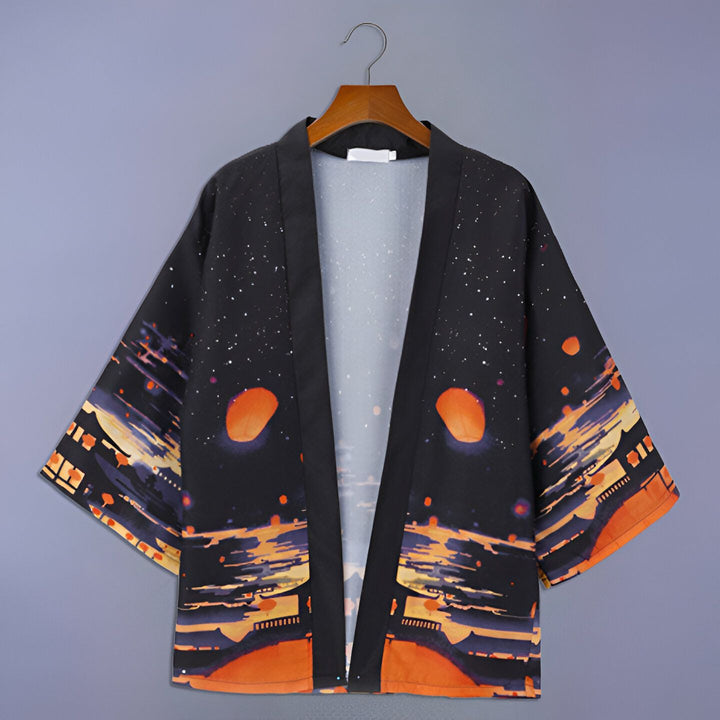 Kimono japonais noir imprimé avec des lanternes et des étoiles, suspendu à un cintre. Vêtement traditionnel disponible à l'achat.