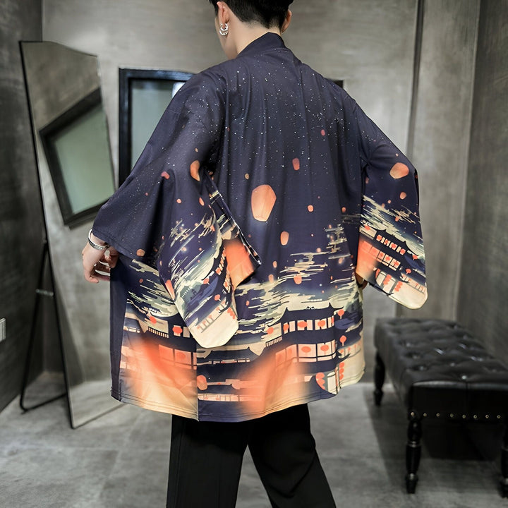 Homme portant un kimono bleu marine imprimé de paysages urbains et de lanternes flottantes. Vêtements kimono uniques à vendre.