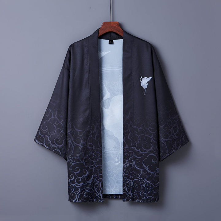 Kimono noir avec motifs de nuages et grue blanche, suspendu sur un cintre. Vêtement traditionnel japonais, disponible à l'achat.