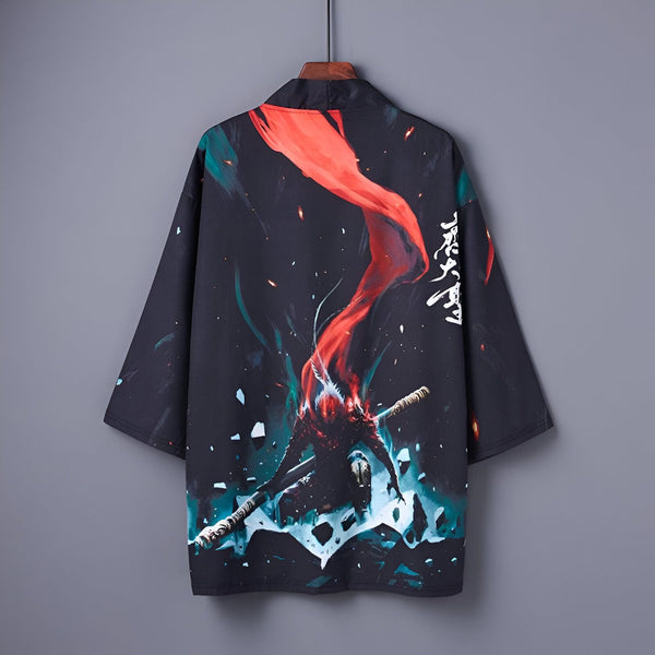 Kimono noir imprimé d'un guerrier japonais avec une cape rouge, suspendu à un cintre. Vêtements traditionnels japonais à la vente.
