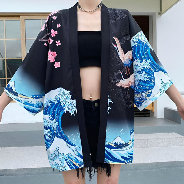 Kimono femme avec motif vagues, grues et fleurs de cerisier, style japonais traditionnel. Vêtement d'extérieur léger et élégant. Idéal pour ajouter une touche unique à votre garde-robe. Disponible dans notre boutique de kimonos.