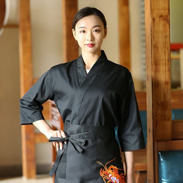 Femme portant un kimono de cuisine noir avec motif de homard. Vente de kimonos traditionnels et modernes. Découvrez notre collection de kimonos de qualité.