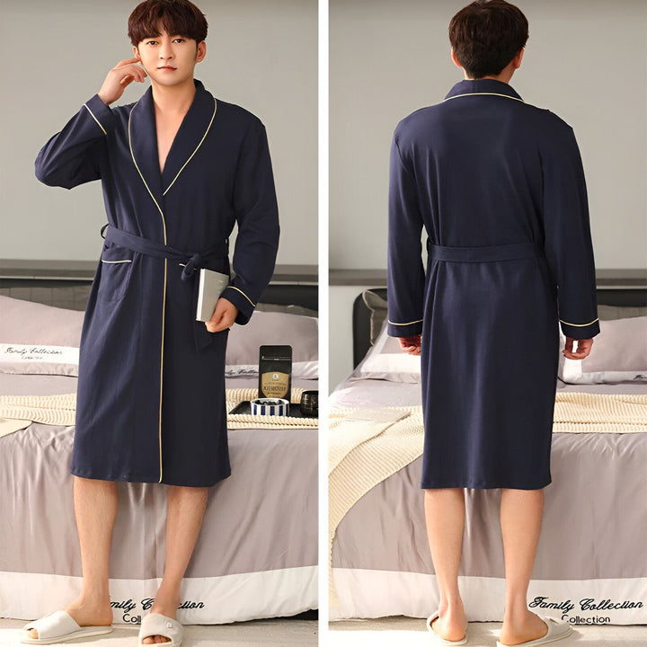 Homme portant un kimono bleu marine avec bordures dorées, vu de face et de dos. Élégant peignoir pour la maison ou le spa. Collection de kimonos pour hommes.