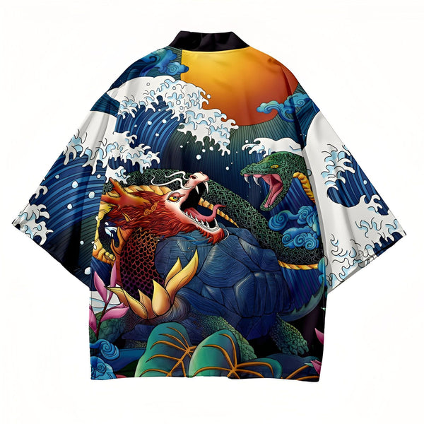 Kimono imprimé avec un motif de dragon, serpent et tortue, évoquant l'art traditionnel japonais. Vagues stylisées et soleil en arrière-plan. Vêtement unique pour un style original.