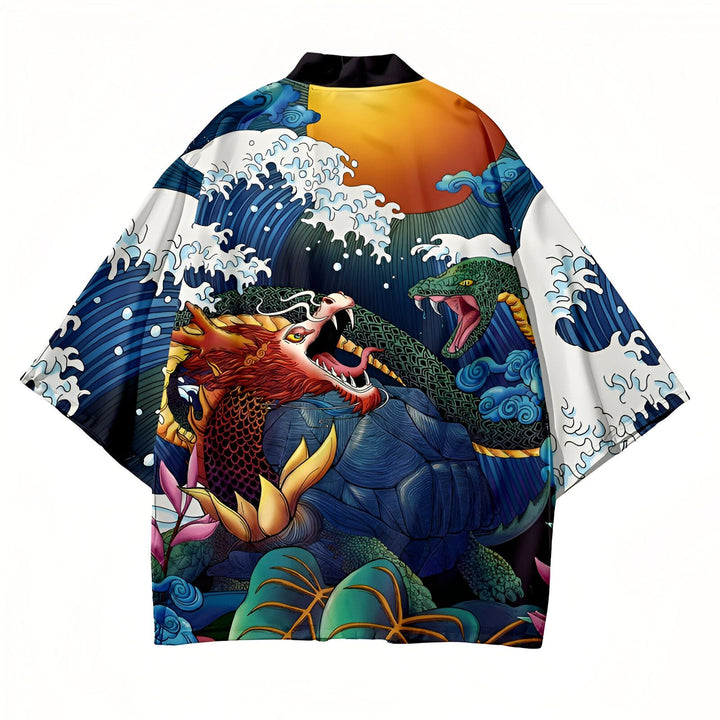 Kimono imprimé avec un motif de dragon, serpent et tortue, évoquant l'art traditionnel japonais. Vagues stylisées et soleil en arrière-plan. Vêtement unique pour un style original.