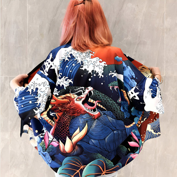 Dos d'une femme portant un kimono orné d'un motif de dragon, de vagues bleues et blanches et de végétation. Kimono style japonais à motifs, parfait pour un look unique.