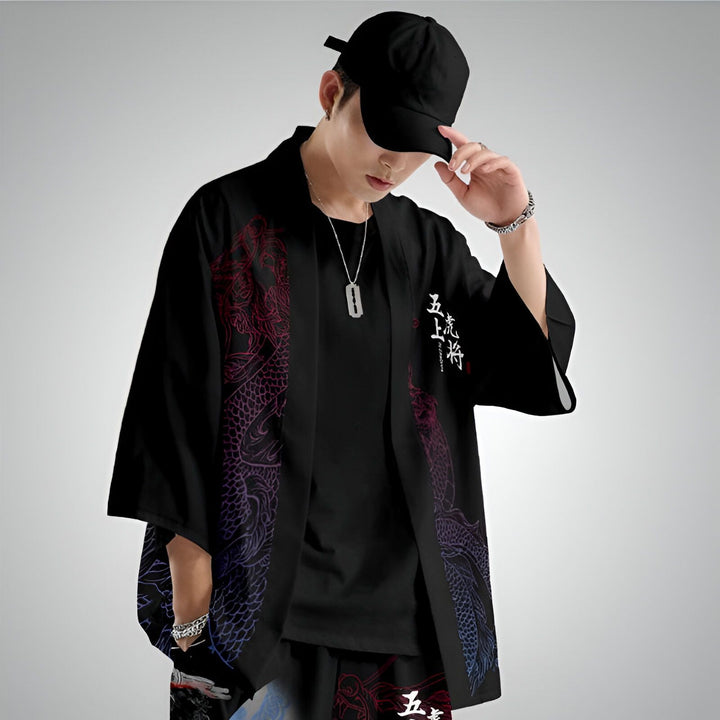 Homme portant un kimono noir avec des motifs de dragons rouges et violets. Vêtements de style japonais en vente.